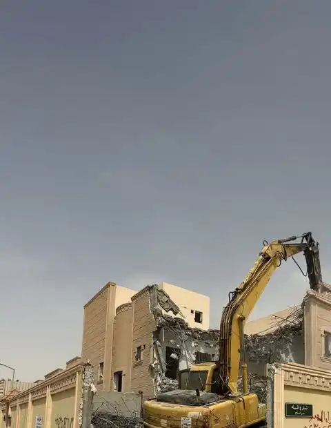 فريق عمل أثناء الهدم بجدة